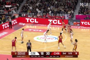 默契的雙人配合！李月汝擋拆順下，接楊舒予妙傳輕松上籃取分！